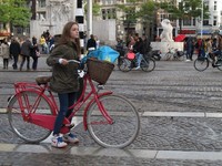 Tarif parkir mobil dan kendaraan lainnya tergolong mahal di Amsterdam. Untuk mobil kira-kira Rp 7.000 per jam. Inilah salah satu alasan masyarakat Amstedam menggunakan sepeda. Warga Amsterdam bisa parkir di mana saja tanpa harus membayar (Uyung/ detikTravel)