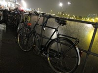 Gembok besar adalah perlengkapan wajib pengendara sepeda di Amsterdam. Makin bagus sepedanya, gemboknya harus makin banyak (Uyung/ detikTravel)
