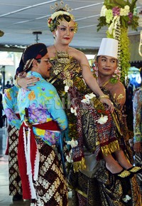 Prosesi Pondhongan hanya dilakukan khusus untuk anak raja seperti yang dilakukan pada pernikahan semua putri Sri Sultan Hamengku Buwono X, GKR Hayu dengan KPH Notonegoro.