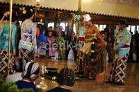 Prosesi mecah endhog atau memecah telur mengandung maksud mempelai akan memasuki kehidupan baru, dari yang semula belum menikah, menjadi berkeluarga dan mempunyai keturunan.