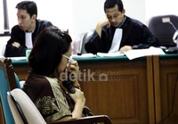 Sylvia mengusap air matanya. Lamhot Aritonang/detikFoto.