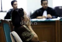 Sylvia menangis saat bersaksi di sidang lanjutan kasus korupsi proyek Driving Simulator SIM di Pengadilan Tipikor, Jakarta. Lamhot Aritonang/detikFoto.