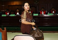Sylvia meninggalkan ruang sidang seusai bersaksi. Dalam persidangan ini, Sylvia menceritakan peristiwa ditamparnya Sukotjo oleh rombongan yang dibawa terdakwa kasus Simulator SIM Budi Susanto. Lamhot Aritonang/detikFoto.