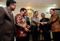 Sutarman mendapat ucapan selamat.