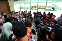 Sutarman memberikan keterangan pers sesaat sebelum meninggalkan gedung DPR.