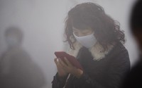 Seorang warga beraktivitas dengan menggunakan masker. (AFP).