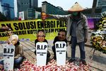 Sejumlah Aktivis Tabur Bunga untuk Energi