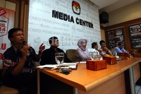 Komisioner (kiri) Bawaslu Daniel Zuhron juga hadir dalam diskusi tersebut.