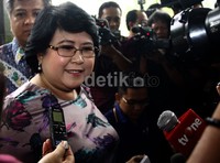 Elza hadir untuk mendampingi Nazaruddin menjalani pemeriksaan tersangka dalam kasus pencucian uang pembelian saham PT Garuda Indonesia. Lamhot Aritonang/detikFoto.