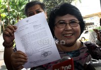 Elza Syarief memperlihatkan surat bukti penunjukan perusahaan e-KTP yang tidak sesuai standar. Lamhot Aritonang/detikFoto.