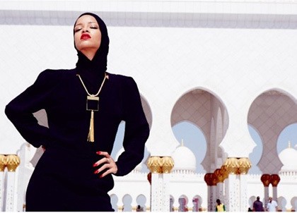 Annisa Keluar dari di Cherrybelle, Rihanna Berjilbab dan Pose di Depan Masjid