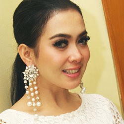 Syahrini Mandi Air Zam-zam Agar Lebih Putih
