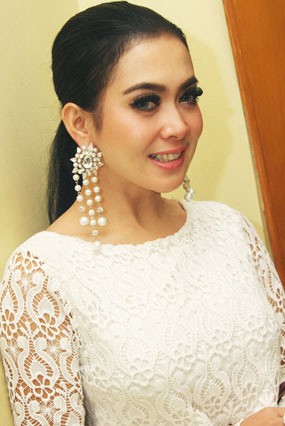 Syahrini Mandi Air Zam-zam Agar Lebih Putih