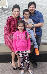 Angel bersama sang suami, Steven dan dua anaknya, Lovely Maria Rumangkang dan Junio McKenzie Rumangkang. Gus Mun/detikHOT.