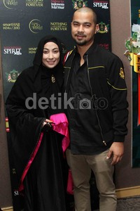 Waktu kita lempar jumrah pertama, kita diputar-putar, jalan sekitar 4 km, padahal kalau paket haji plus itu bisa dekat. Tapi ya itulah, haji harus bersabar dan kita sangat menikmati, urai Annisa.