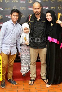 Annisa Trihapsari, Sultan Djorghi dan buah hati saat ditemui usai mendarat di Bandara Soekarno-Hatta, Tangerang.