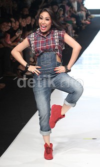 Ayu Dewi tersenyum sumringah saat memperagakan busana dari Luna Maya. Gus Mun/detikHOT.