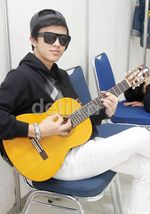 Bisma SM*SH Asyik Bermain Gitar