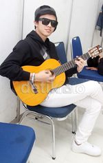 Bisma SM*SH Asyik Bermain Gitar