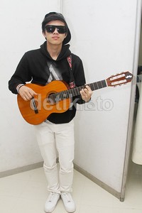 Bisma tampil mengenakan hoodie, topi, dan kacamata hitam serta celana dan sepatu putih. Gus Mun/detikHOT.