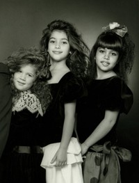 Kim berpose dengan Kourtney dan Khloe. (Kim Kardashian/Celebuzz)