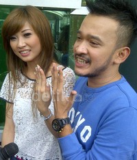 Ruben dan Wenda pamer cincin pertunangan mereka. (dok. detikHOT)