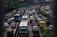 Tampak antrean kendaraan terjadi di ruas Tol Dalam Kota, Jakarta, Selasa (22/10/2013).