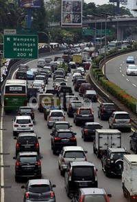 Pihak Jasa Marga kini tengah melakukan pembenahan fasilitas penerangan jalan tol dengan mengganti bohlam yang sesuai dengan standar SNI.