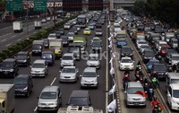 Kini, tenaga listrik untuk penerangan tol Cawang-Tomang-Cengkareg berasal dari solar cell (tenaga matahari).