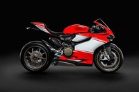 Motor ini dikabarkan memiliki tenaga hingga 200 bhp. Beratnya hanya sekitar 166 kg hasil dari aplikasi frame magnesium. Bahan yang sama juga banyak digunakan di komponen mesin dan pelek. Sementara fairingnya akan menggunakan serat karbon yang ringan namun kuat. (dok Ducati)