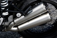 Di sebelah kiri ada knalpot dengan silincer kembar. Knalpot dari bahan titanium bikinan Akrapovic ini pun siap menghentak. (dok BMW).