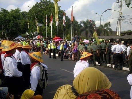 Iring-iringan Kereta Pengantin Disambut Histeris Warga