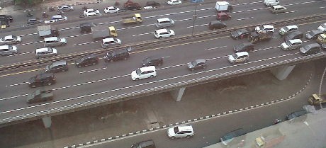 6 Mobil Ringsek Akibat Tabrakan Beruntun di Tol Slipi