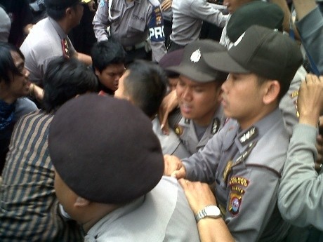 Massa Gebrak Geruduk Rumah Dinas Rp 16 M yang Ditelantarkan Atut