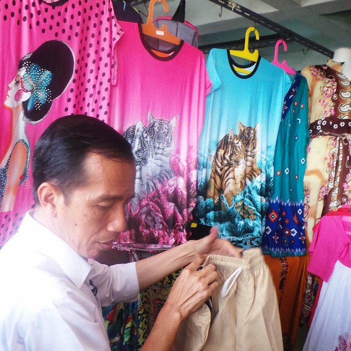 Jokowi Borong Kaos, Seragam, dan Kerudung di Blok G Tanah Abang
