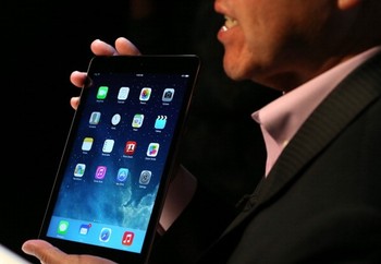 iPad Air melengkapi lini tablet PC Apple. Dengan bodi lebih langsing namun spesifikasinya powerful berkat chip Apple A7. (kredit foto: getty images)