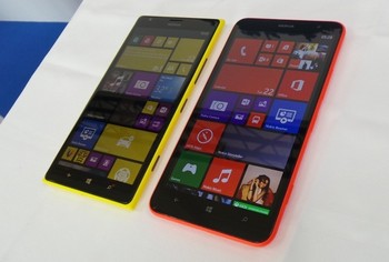 Nokia memperkenalkan smartphone Lumia dengan layar jumbo pertamanya melalui Lumia 1520 (kiri) dan Lumia 1320 (kanan).