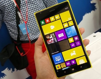 Lumia 1520 menawarkan layar 6 inci dan tampilan jernih 1080 full HD untuk dapat dibaca diluar ruangan. Desainnya tampak lebih kotak.