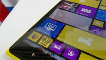 Sejumlah aplikasi baru dibenamkan Nokia di seri Lumia-nya, termasuk di duo ponsel jumbo ini. Salah satu aplikasinya adalah Nokia Beamer. Dengan ini user bisa berbagi apapun yang tampil di layar langsung ke social media hanya dengan satu kali tap.