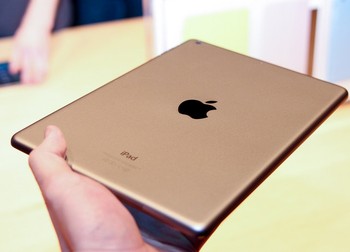 Beberapa fitur yang ada di iPhone 5S pun juga hadir di iPad Air ini, beberapa diantaranya adalah prosesor terbaru A7 dan co-prosesor M7 yang mampu menjalankan tablet dua kali lebih cepat dari generasi sebelumnya. (kredit foto: pocket lint)