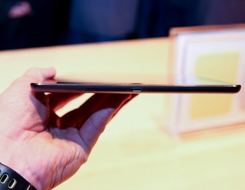 Tak cuma terlihat lebih mengecil dan ramping, iPad Air hadir lebih tipis 20% dari versi sebelumnya. (kredit foto: pocket lint)