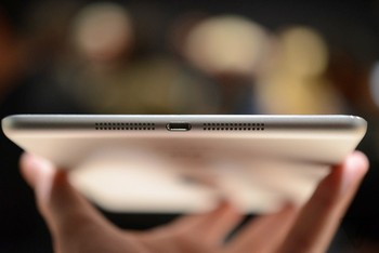 Handset ini sudah mengusung iOS 7. (kredit foto: theverge)
