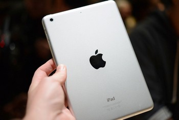 iPad Mini Retina Display ini hadir dengan resolusi layar 2048x 1536. (kredit foto: theverge)