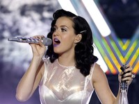 Lipstik ungu dipilih Katy untuk mewarnai bibirnya. REUTERS/Mario Anzuoni.