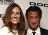 Bersama aktor pemeran 'Gangster Squad' Sean Penn, Julia Roberts  berfoto bersama. REUTERS/Mario Anzuoni.