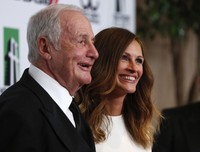 Di acara tersebut, Julia Roberts juga terlihat akrab dengan produser Jerry Weintraub. REUTERS/Mario Anzuoni.