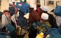 Sebelum masuk ke pesawat, jamaah dikumpulkan di plaza terlebih dahulu. Petugas dari Garuda melakukan pemeriksaan barang bawaan jamaah.