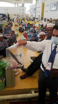 Mulai dari air zamzam sampai pisau ditemukan dibawa jamaah. Pihak Saudi tak memperkenankan barang-barang itu dibawa.