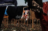 Sejumlah kepala keluarga di Kampung Kandang, Kelapa Gading, Jakarta Utara, yang rumahnya ludes terbakar mulai membangun tempat tinggal mereka kembali, Rabu (23/10/2013).