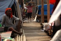 Seorang warga beristirahat selepas membangun rumah.